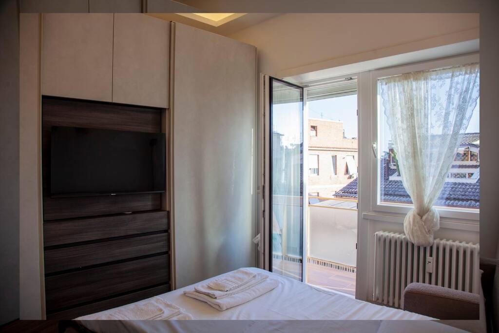 Modern And Stylish Flat Next To Metro Apartment